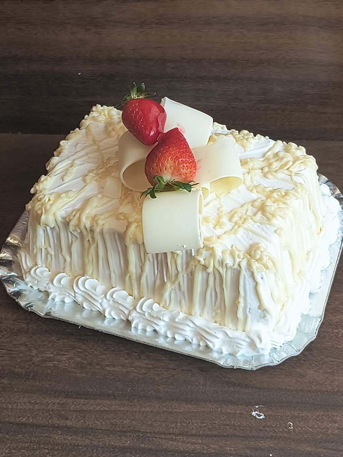 Bolo Trufado Branco com Morango 3 Kg